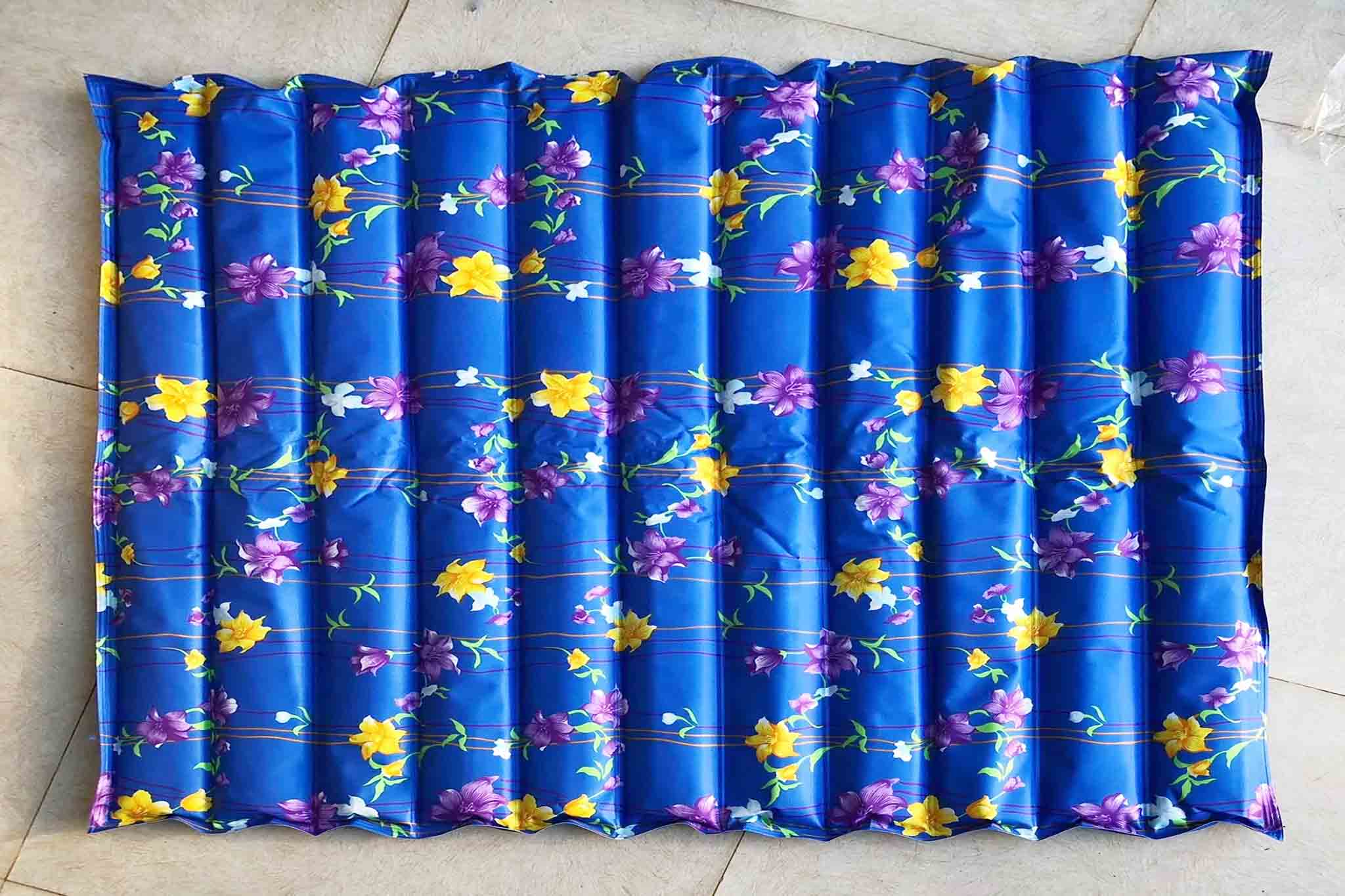 Hình ảnh thực tế của nệm nước với các khoang riêng biệt.