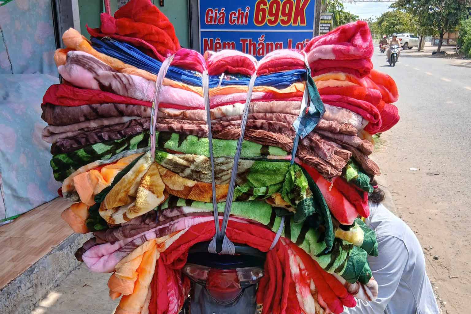 So với các mền khác, mền lông còn được mệnh danh là mền quốc dân với tuổi đời hàng chục năm.