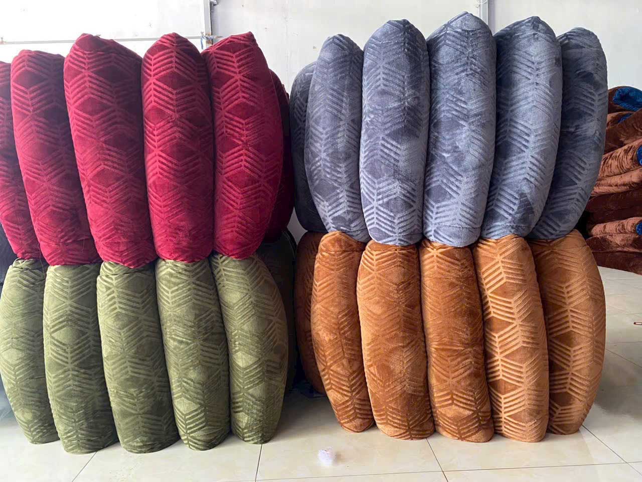 Mền lông cừu cũng thường xuyên được khách ghé mua.