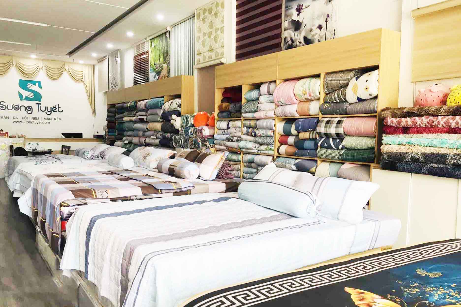 Không gian bên trong cửa hàng chăn ga nệm Sương Tuyết.