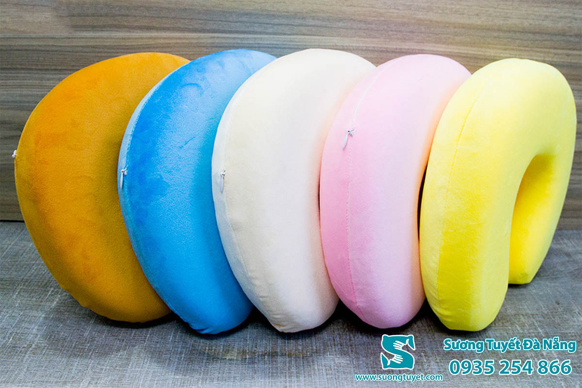 Gối cổ Sương Tuyết nhiều màu sắc phù hợp.