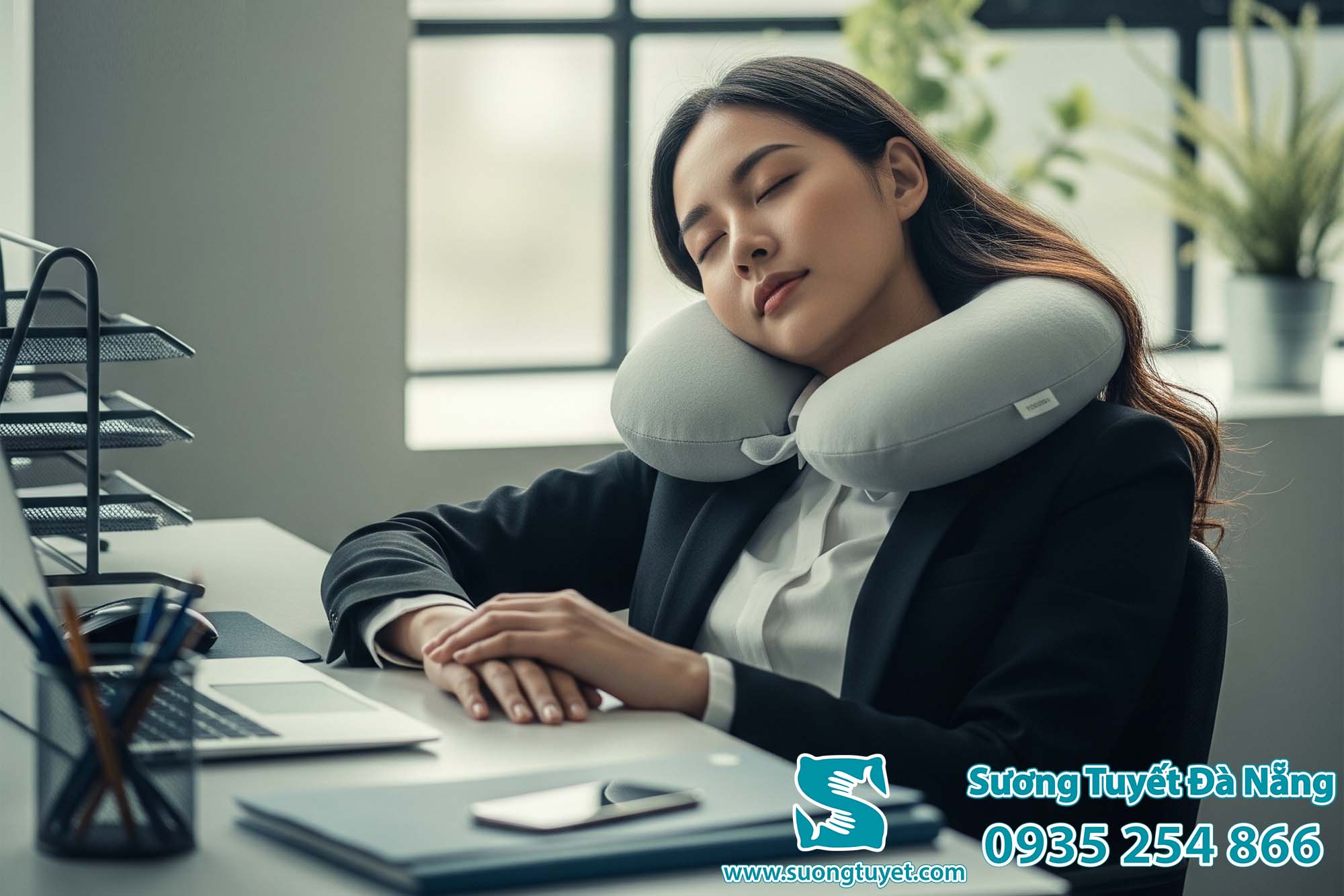 Gối cổ rất hiệu quả khi dùng cho nhân viên văn phòng.