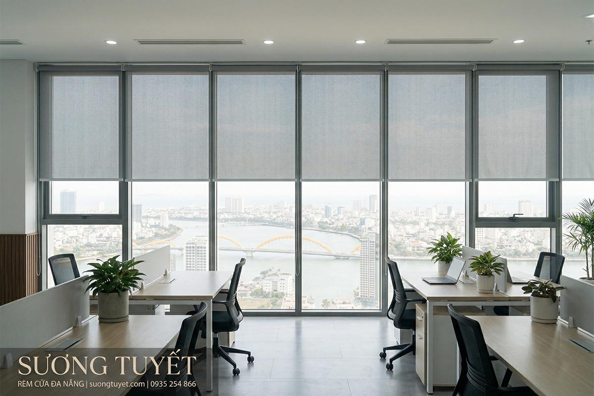 Rèm cuốn trơn văn phòng cản sáng 100% hoặc xuyên sáng giá rẻ tại kho rèm Sương Tuyết Đà Nẵng.