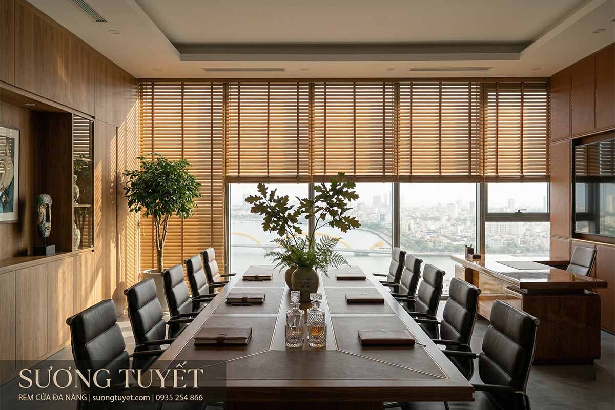 Rèm sáo gỗ tự nhiên cao cấp đã qua xử lý chống mối mọt cho phòng thờ và phòng làm việc.