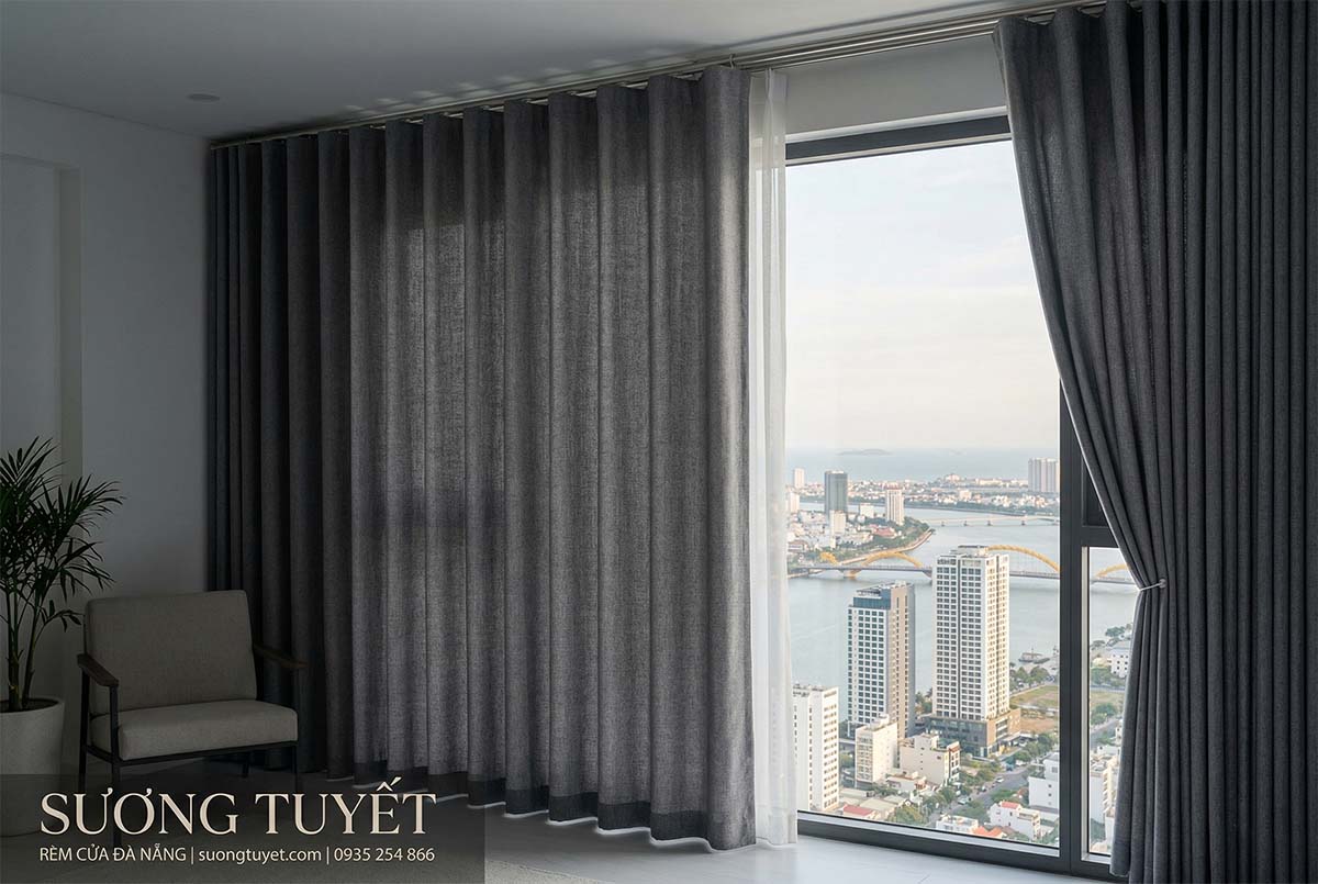 Mẫu rèm vải 1 lớp chống nắng hiện đại lắp đặt cho cửa sổ chung cư tại Đà Nẵng bởi Sương Tuyết.
