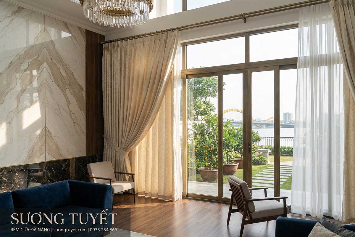 Rèm vải 2 lớp cao cấp gồm lớp vải gấm và voan trắng sang trọng cho phòng khách biệt thự.