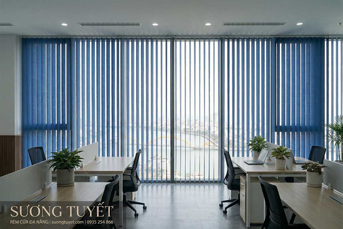 Rèm lá dọc văn phòng hiện đại cho vách kính lớn tại các tòa nhà cao tầng Đà Nẵng.
