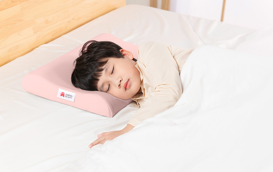 Gối foam giống hệt gối cao su tự nhiên nhưng không mùi, dỏm hơn.