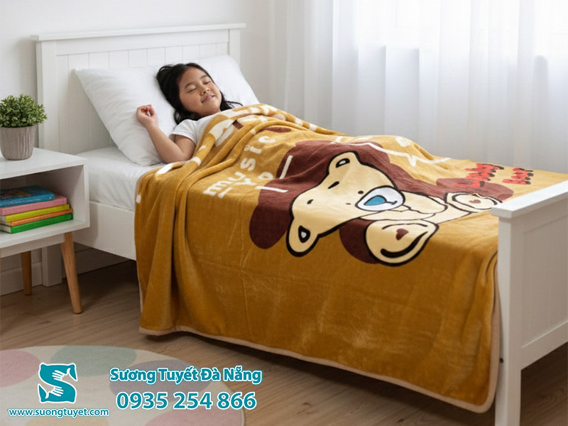 Chăn lông trẻ em giá rẻ, dành cho bé ngủ ở nhà hay trường đều được.