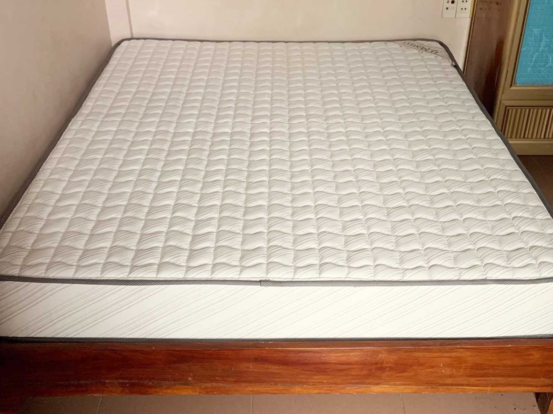 Cận cảnh chiếc nệm Hanvico U.matrix tổng hợp dày 18cm.