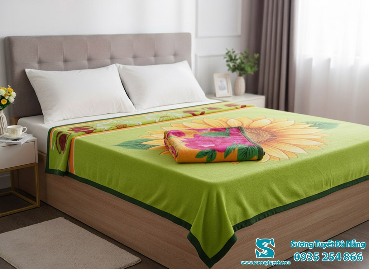 Mền có nhiều mẫu đa dạng, với lớp vải nỉ mỏng nhưng ấm.