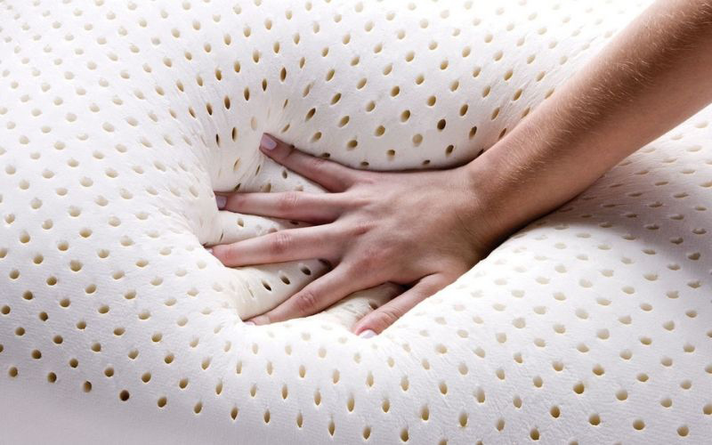 Gối cao su non và cao su tự nhiên có nhiều điểm khác biệt.