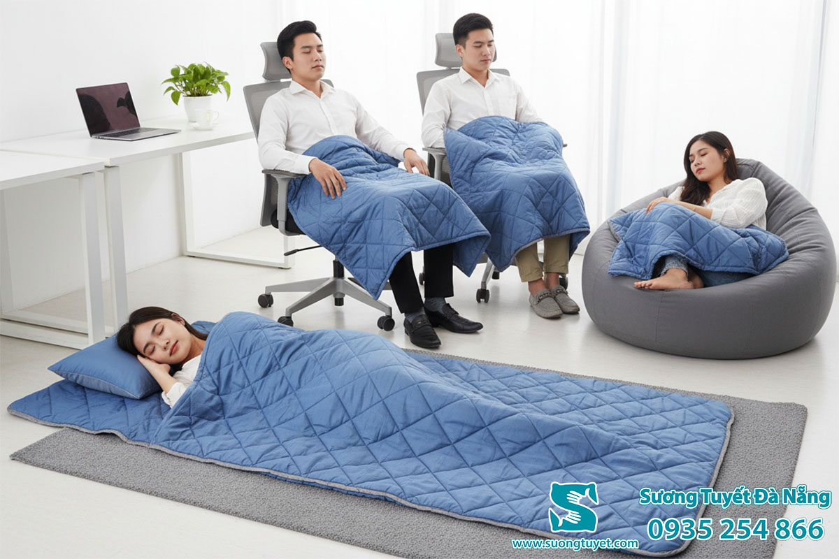 Bạn có thể dùng làm túi ngủ hoặc tách lẻ làm tấm chăn gối tiện lợi.