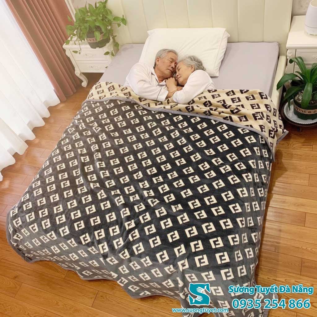 Chăn lông nhung cừu ấm áp và thoải mái.