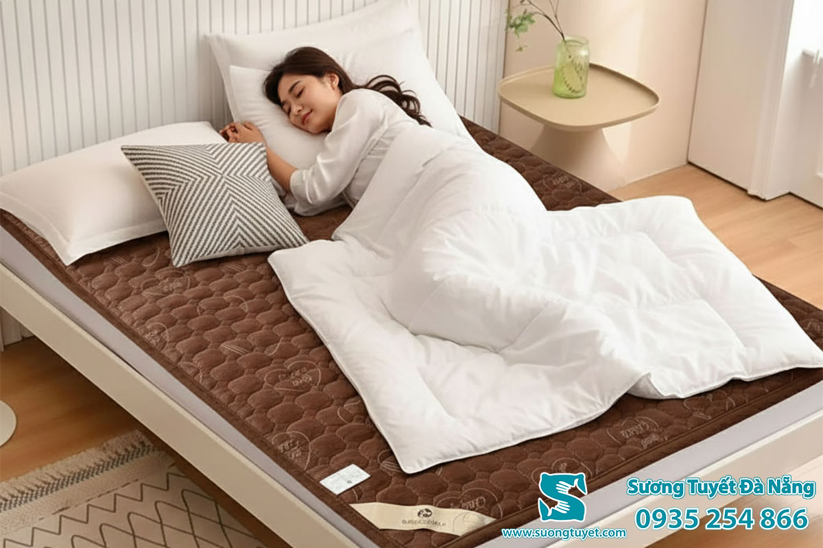 Thảm giường fila dày dặn và êm ái.