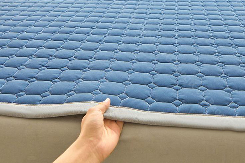 Bề mặt được chần chỉ chắc chắn để cố định lớp bông bên trong.