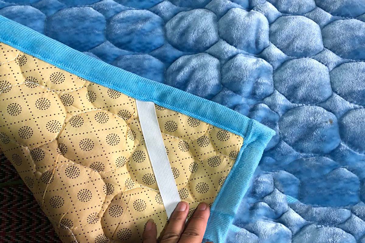 Chất liệu vải nỉ nhung ấm áp, bên trong là lớp bông dày dặn.