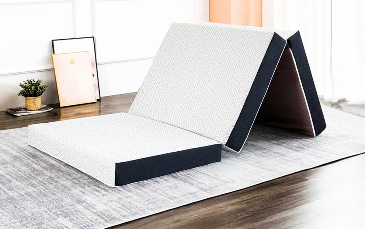 Nệm gấp 3 bông ép tiện dụng, dễ gấp gọn, di chuyển, xếp cất.