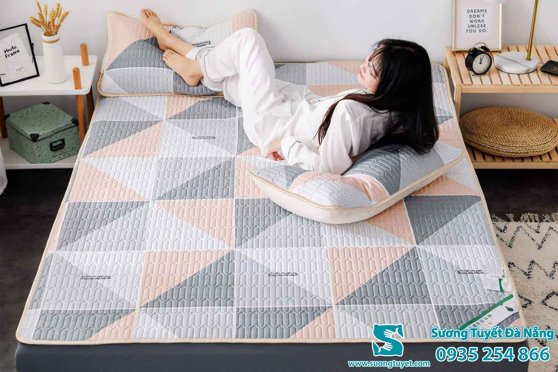 Chiếu lụa điều hòa êm ái, cực mát lạnh cho giấc ngủ thoải mái hơn.