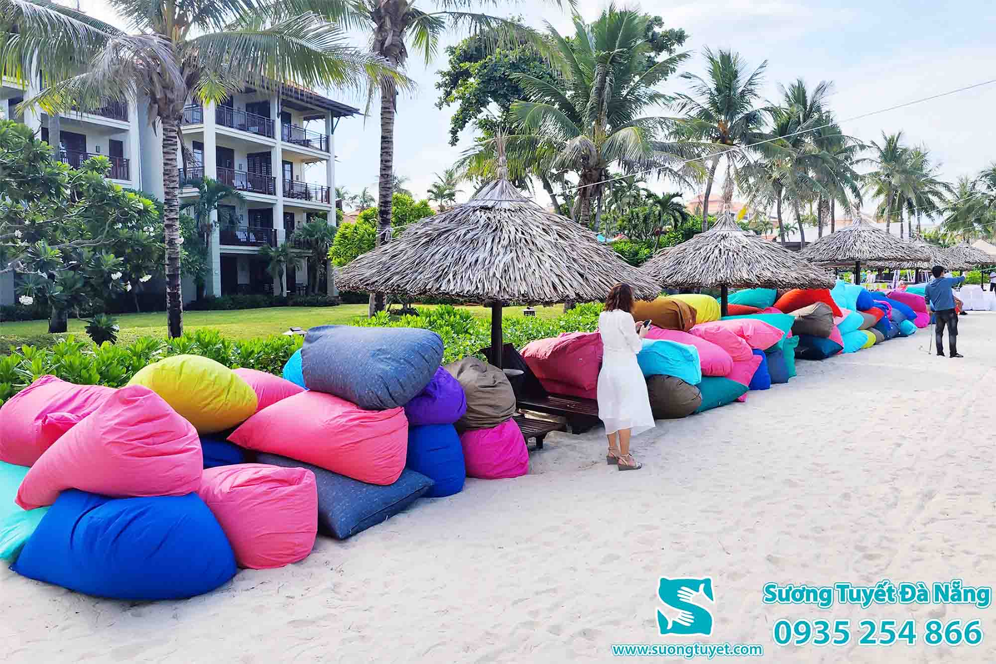 Cận cảnh Sương Tuyết cho thuê ghế lười bãi tắm.