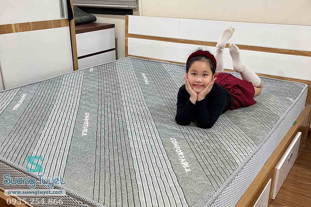 Niềm vui của bé khi trải nghiệm nệm Nano mà không thấy hầm bí.