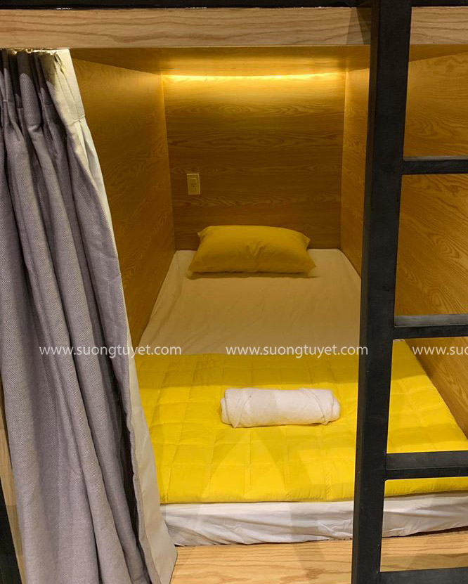 Hình ảnh rèm che giường tầng Sương Tuyết lắp đặt tại Việt Nam Hostel Đà Nẵng.