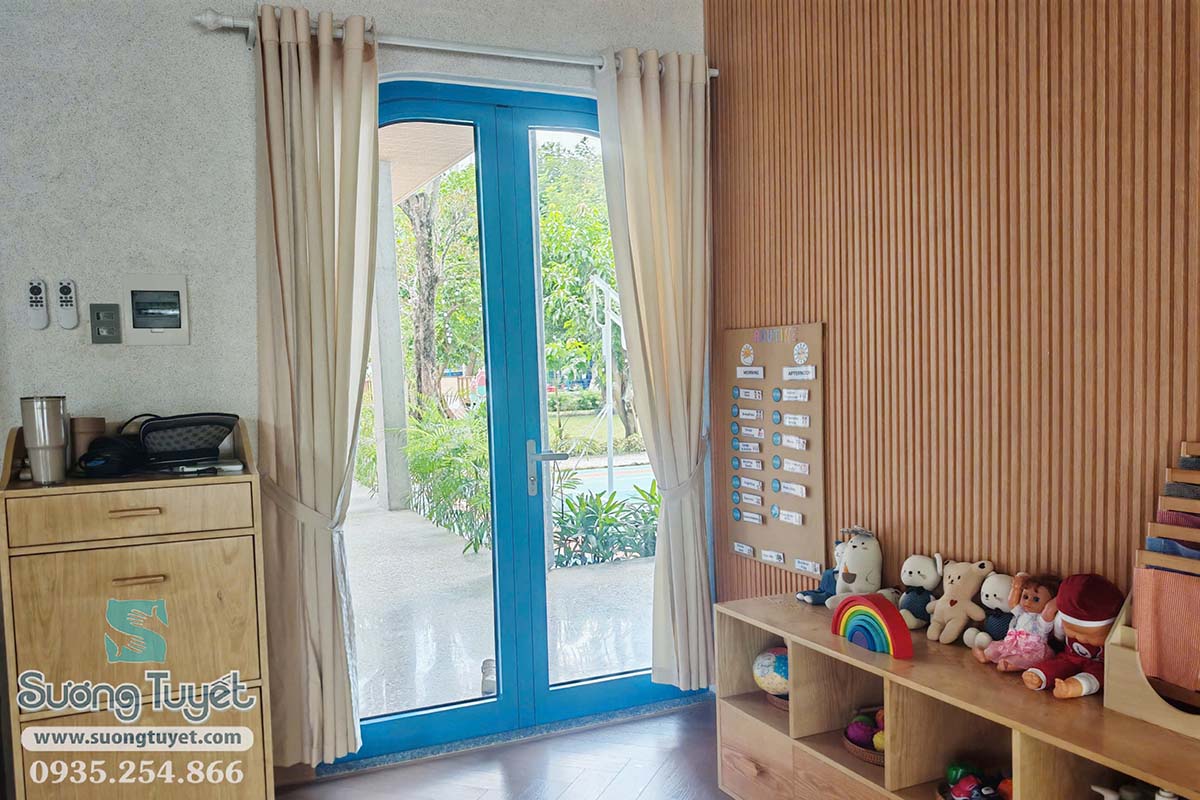 Một góc nhìn đẹp với cửa rèm vải tại lỗi vào.