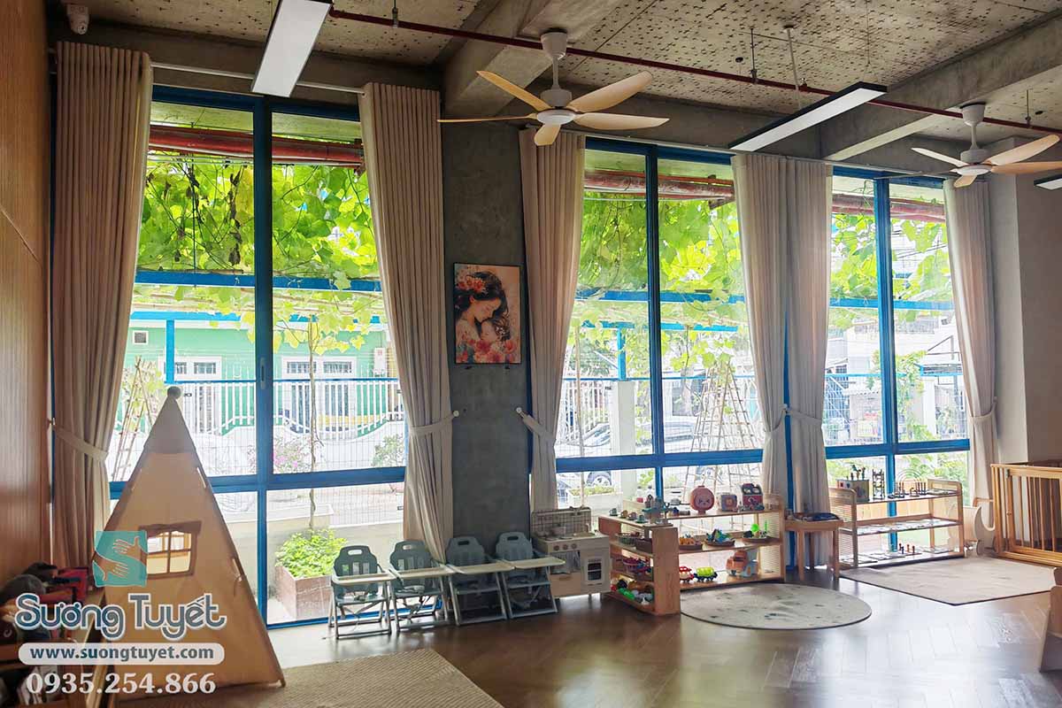 Không gian bên trong lớp học được bố trí gọn gẽ và thông minh.