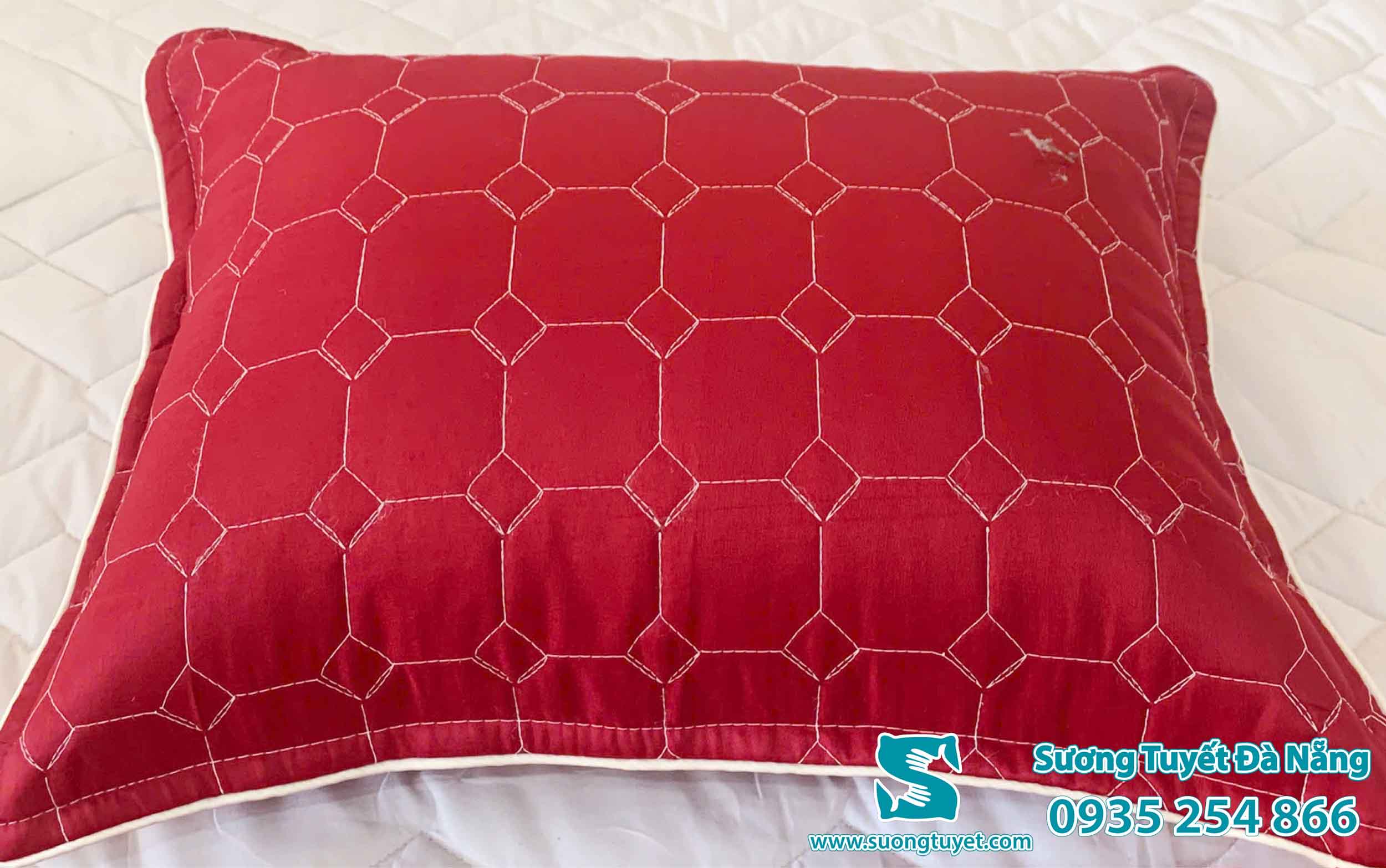 Gối có kích thước 35 x 50 vừa khớp với giường.