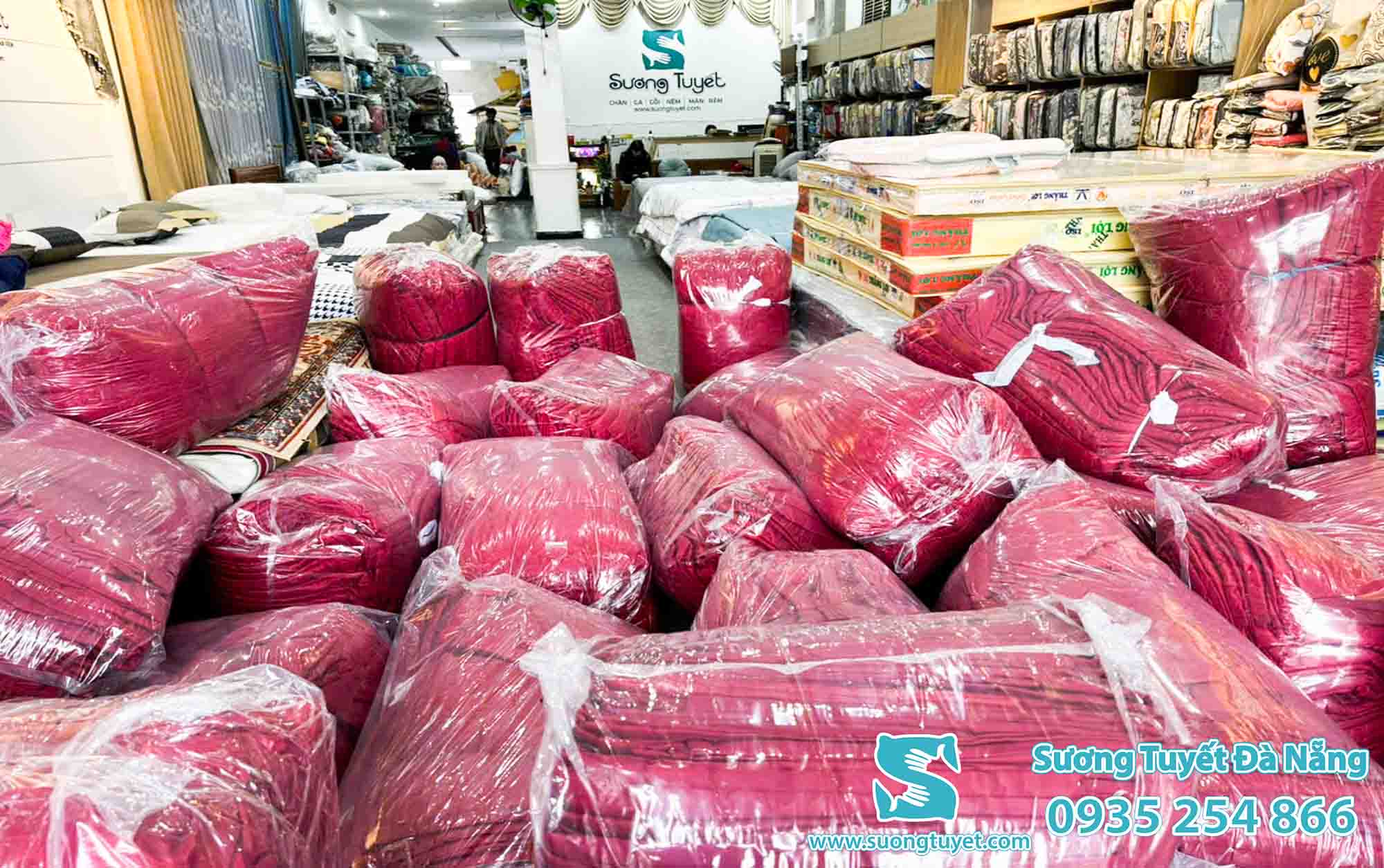 Đơn vị trên mua đến gần 300 bộ chăn gối.