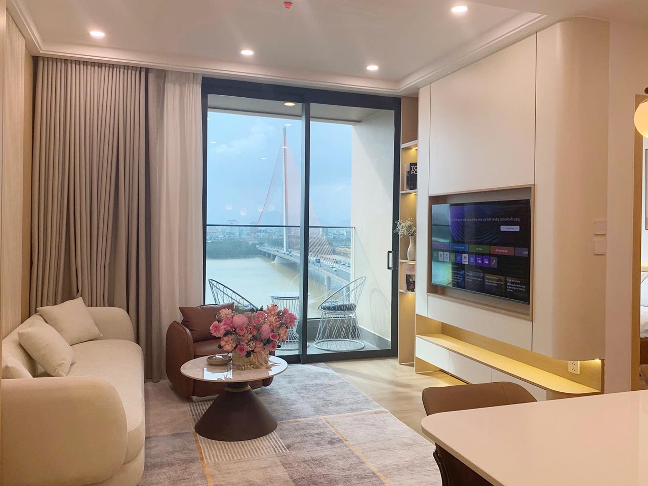 Rèm vải âm trần cao cấp, dễ kéo và cản sáng cực cao.