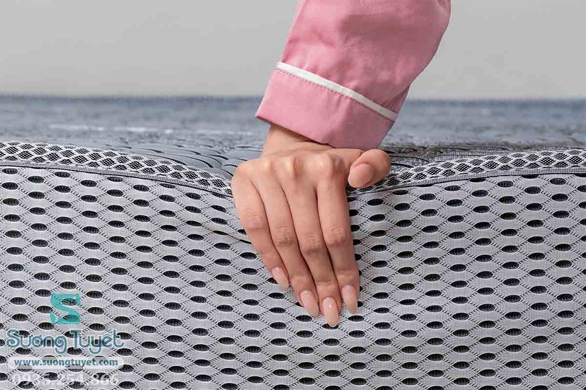 Nệm foam Nano đàn hồi tốt, có độ cứng thấp nên hơi mềm, êm.