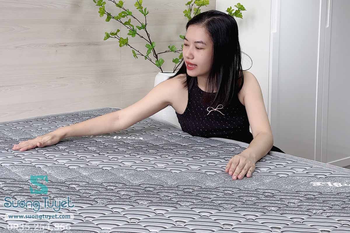 Lớp áo vải nệm Nano có màu xám, được chần thẳng lên bề mặt nệm.