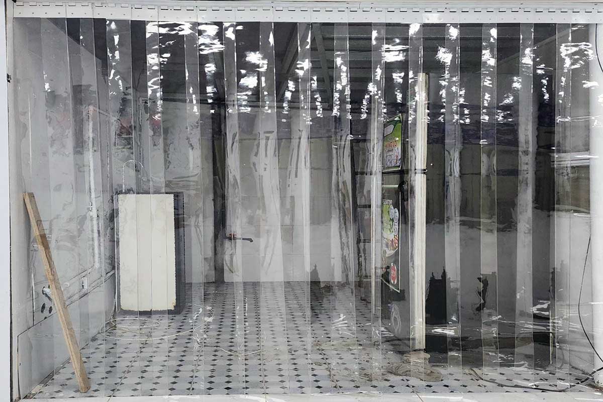 Rèm nhựa rất dễ vệ sinh bằng khăn hoặc cây lau chùi.