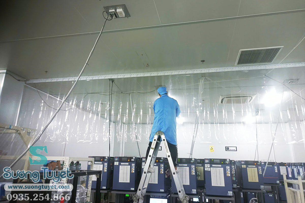 Thợ rèm đang căn chỉnh các lá nhựa PVC khu vực trạm pin nhà máy