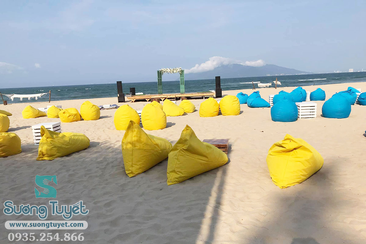 Ghế lười màu vàng tươi hòa quyện ánh nắng tại không gian nghỉ dưỡng.