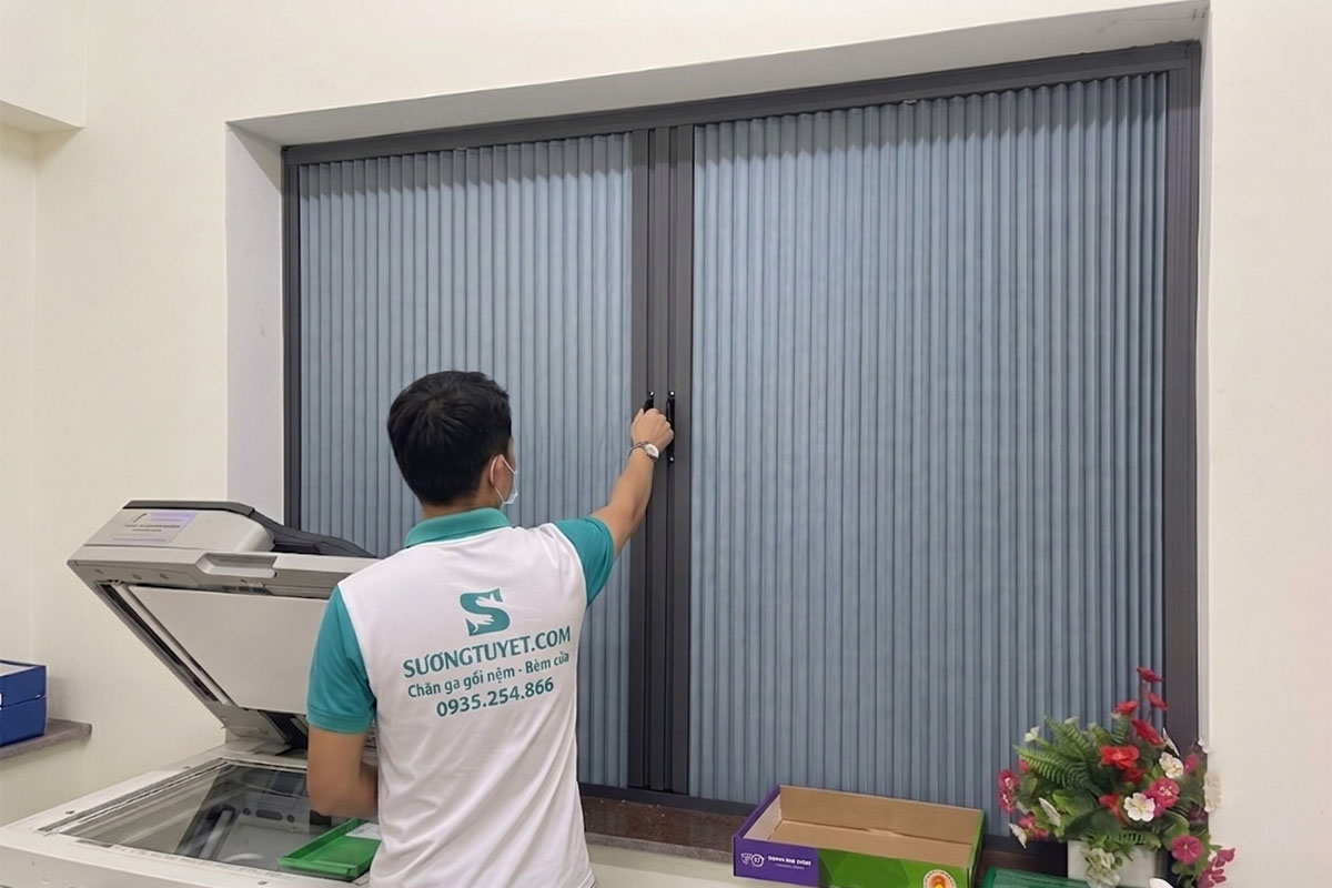 Tại đây có đầy đủ rèm cuốn, vách ngăn...