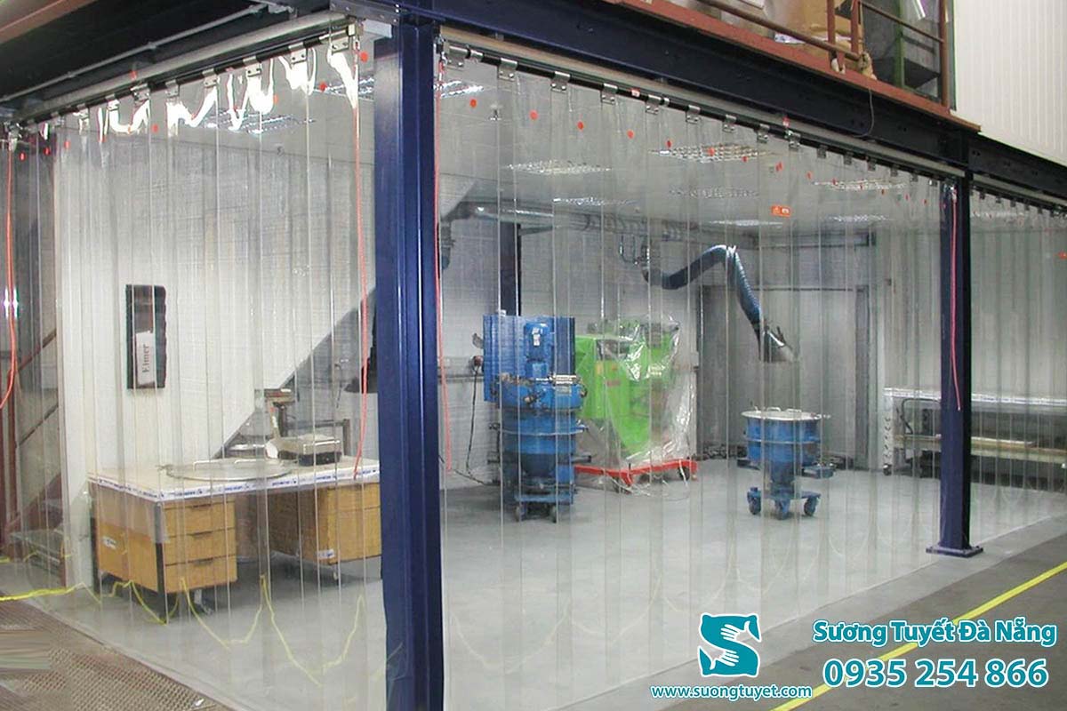Lá rèm nhựa PVC dày dặn xếp đè lên nhau tạo thành vách ngăn kín khít.
