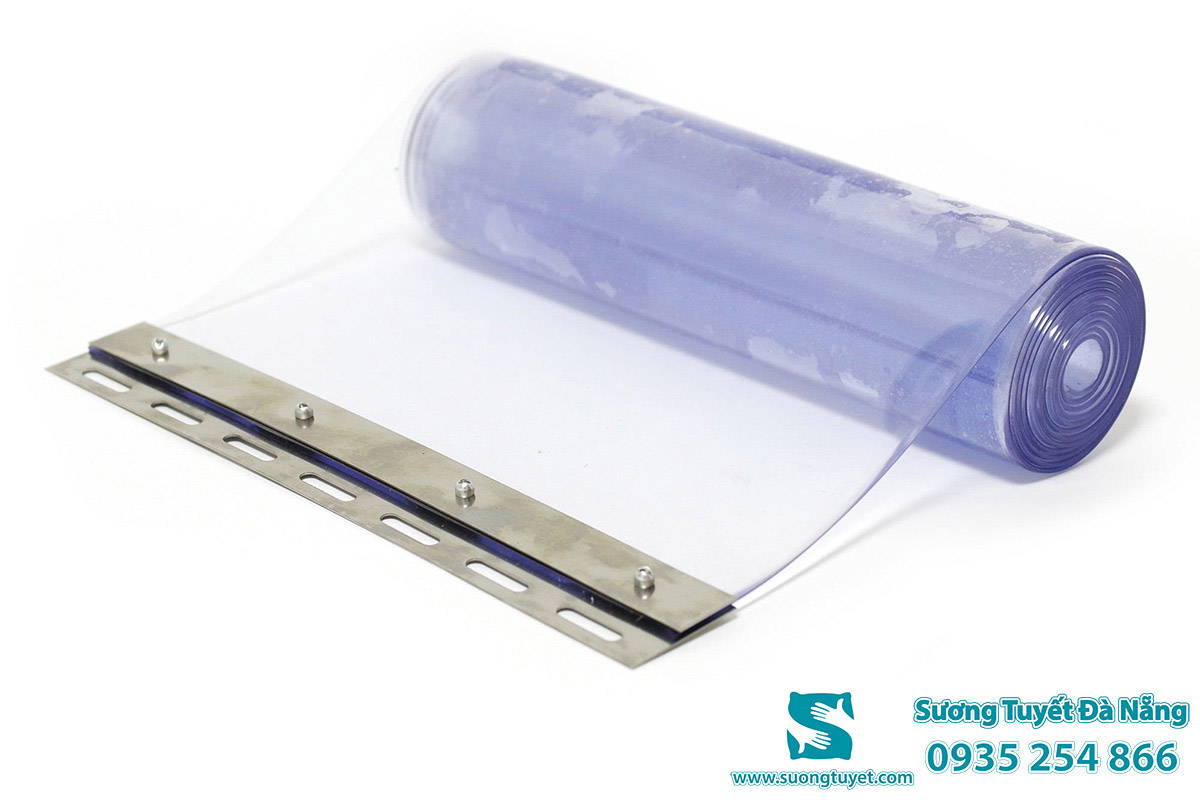 Rèm lạnh cấu tạo bằng nhựa dẻo, dễ vệ sinh và bền chắc.