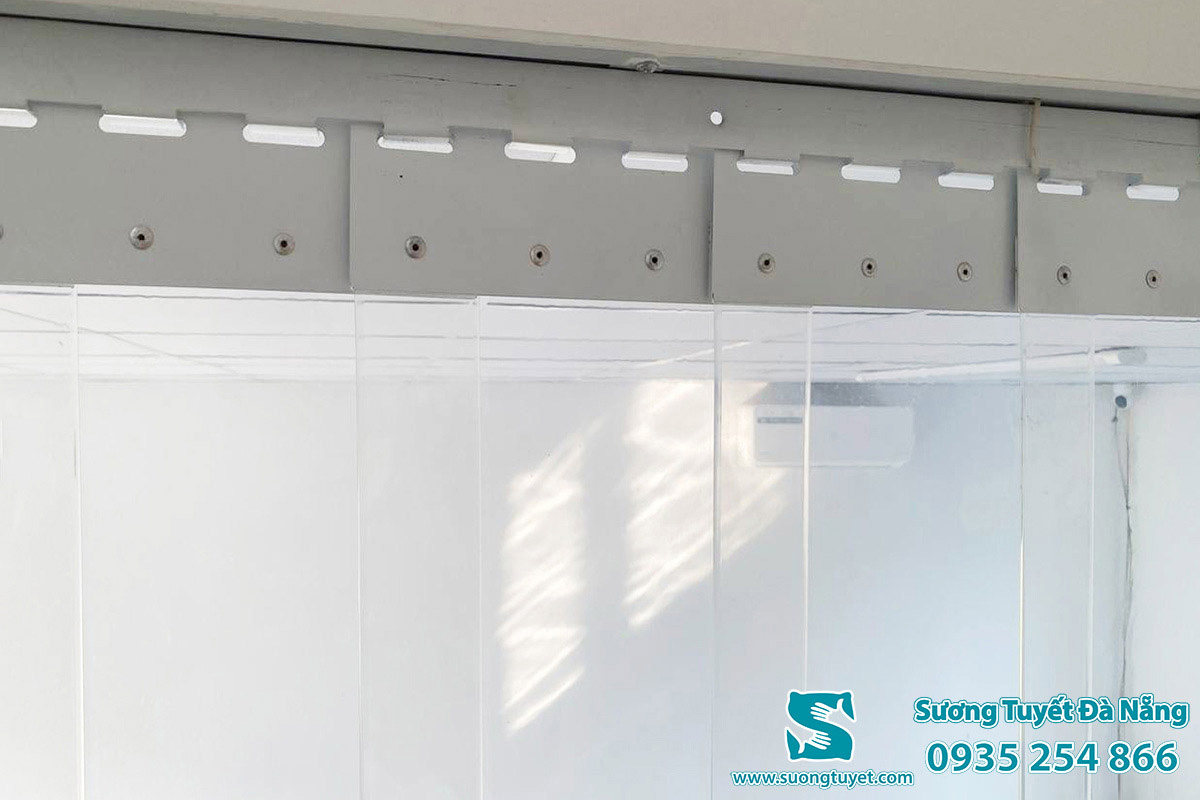 Các lá rèm xếp chồng lên nhau và cố định trên thanh ray.