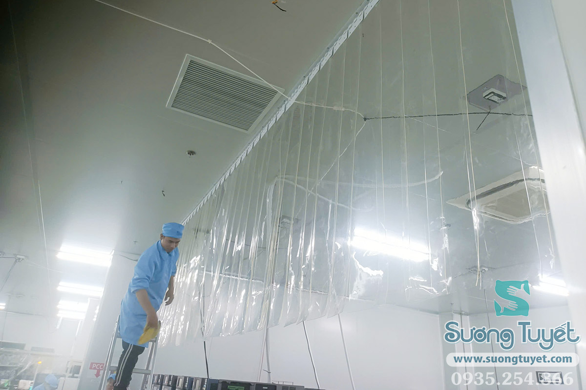 Hoàn thiện vách rèm nhựa PVC trong suốt ngăn lạnh cho trạm pin nhà máy