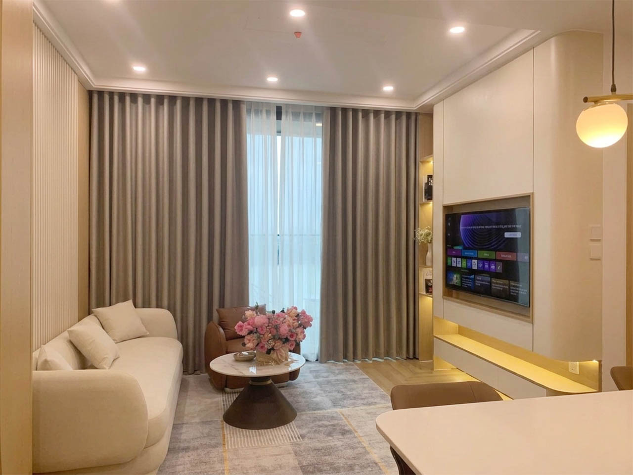 Rèm 2 lớp giúp dễ dàng cản hoặc lấy sáng, tém gọn 2 bên để ngắm nhìn Đà Nẵng.