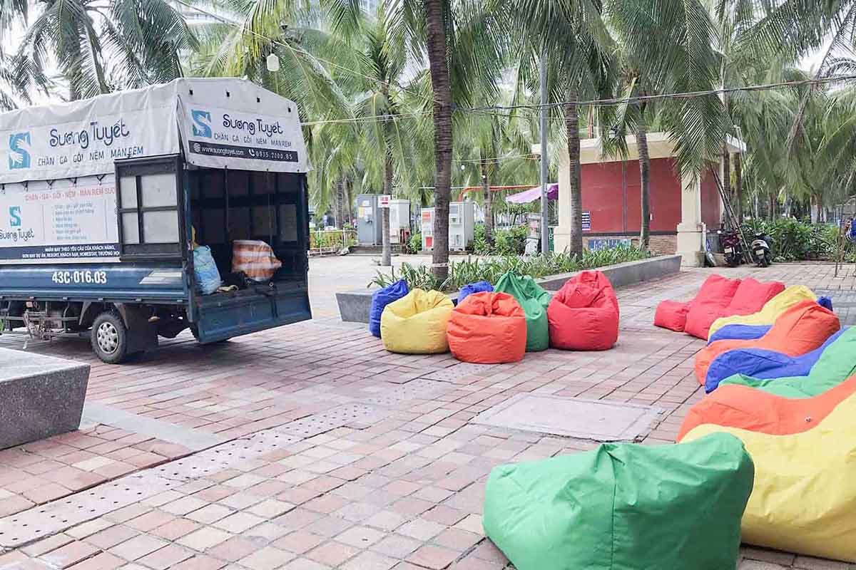 Sương Tuyết giao ghế lười bãi biển Đà Nẵng.