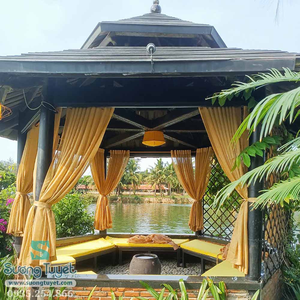 Sương Tuyết trở lại Koi Resort Hội An để thi công rèm chòi khách sạn và nệm ghế.