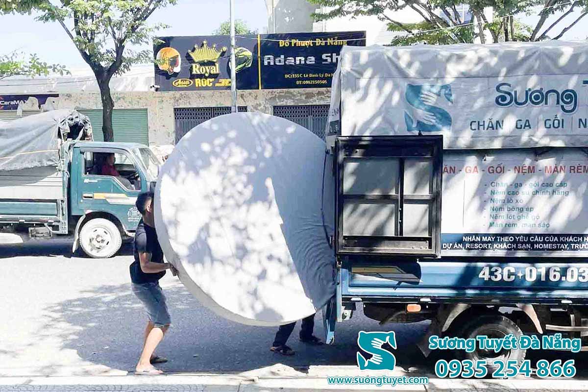 Sương Tuyết là xưởng làm nệm tròn cung cấp cho hồ bơi, khách sạn...