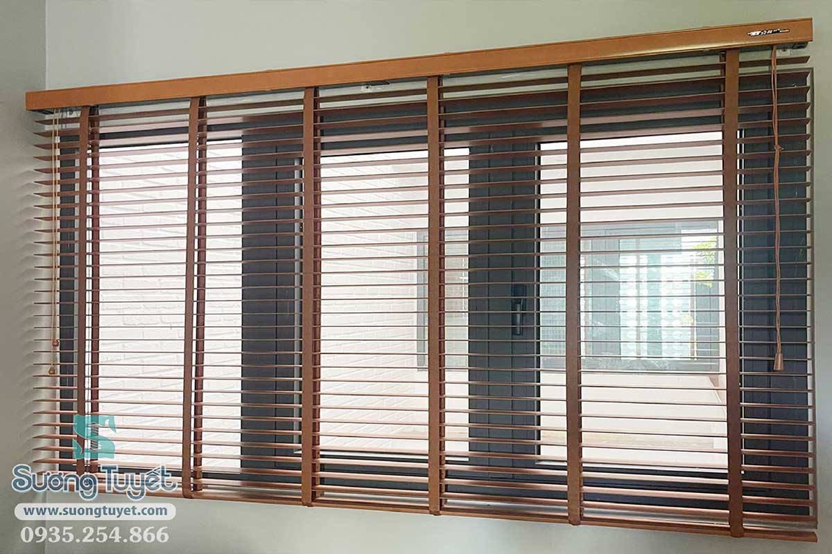 Rèm sáo gỗ có thể lắp đặt với những khung cửa dưới 3m.