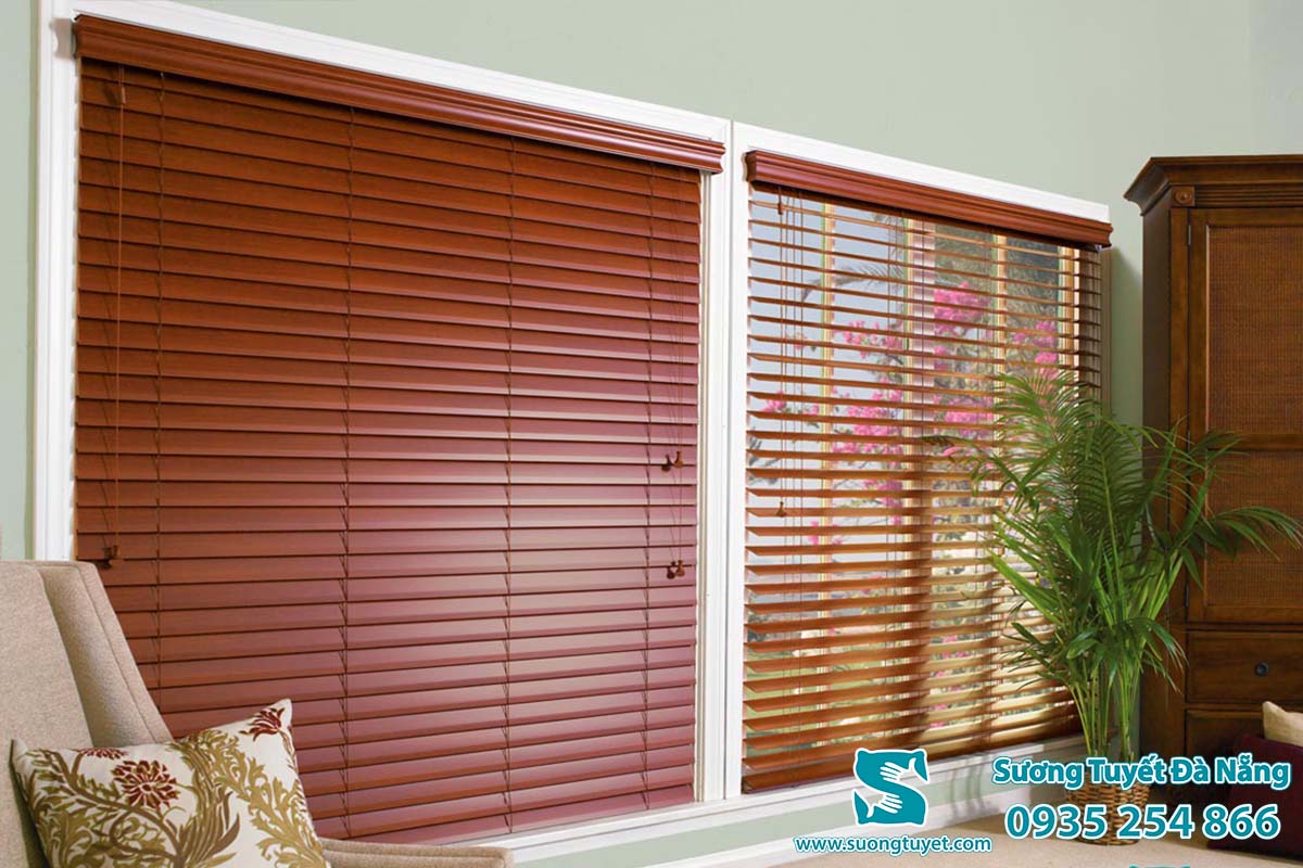 Rèm nhựa giả gỗ cũng màu giả gỗ nhưng nhẹ, mùi không thơm, đường vân chung chung.