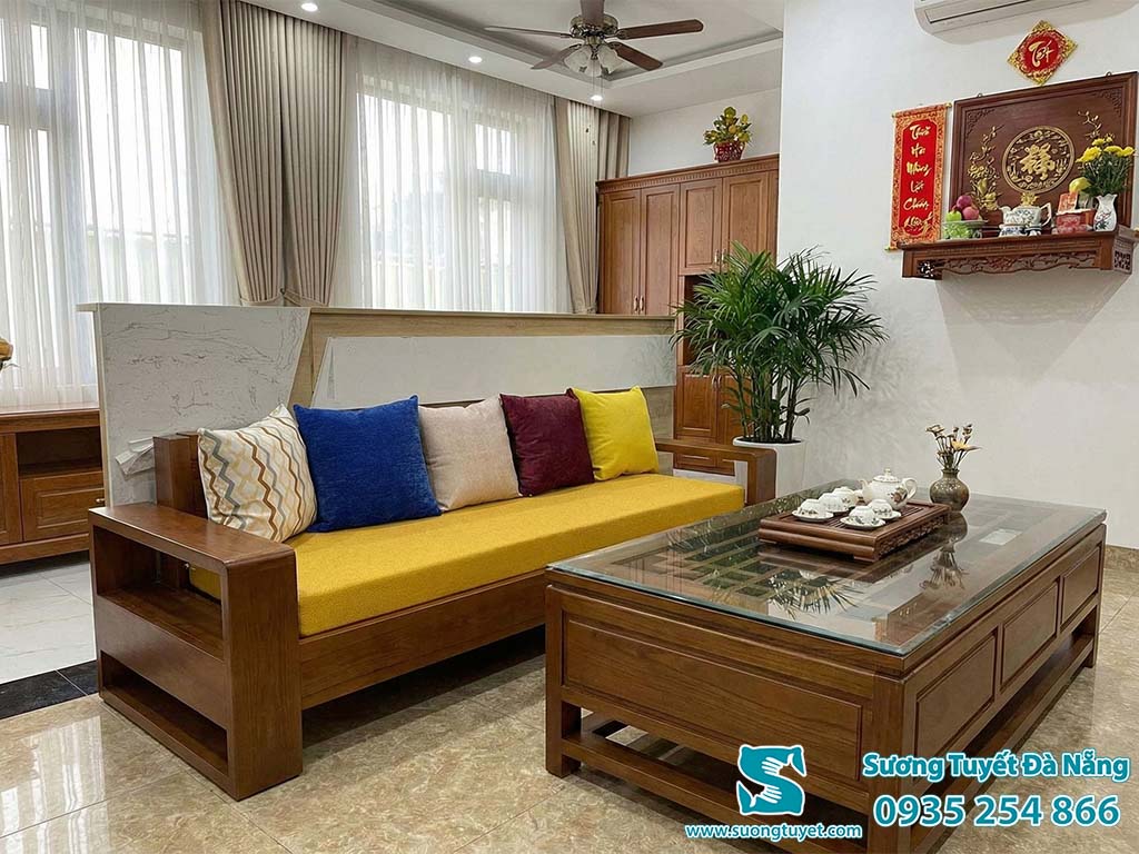 Bộ nệm ghế gỗ Đà Nẵng màu vàng tươi cho khách.