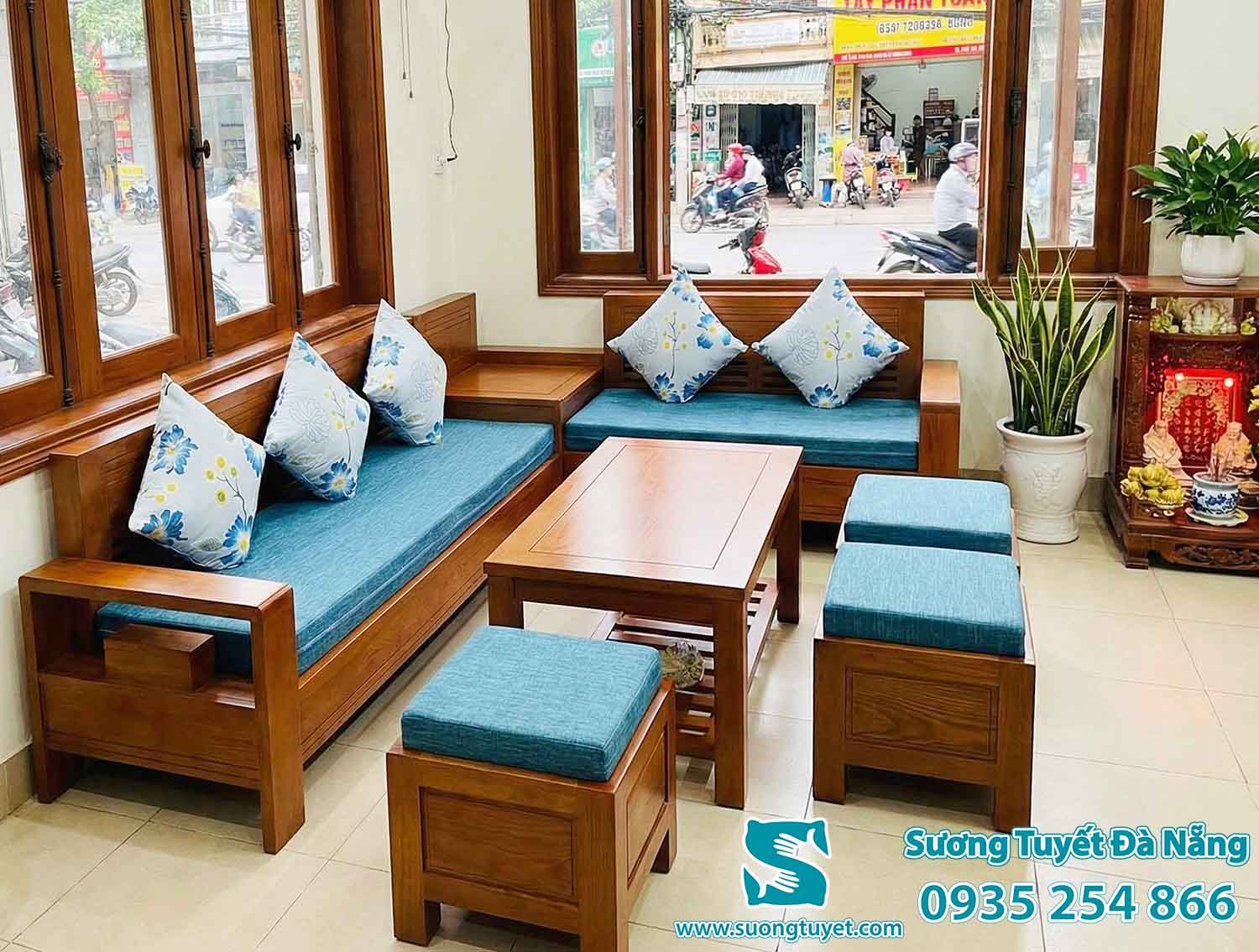 Nệm ghế xanh kết hợp gối hoa đẹp mắt.