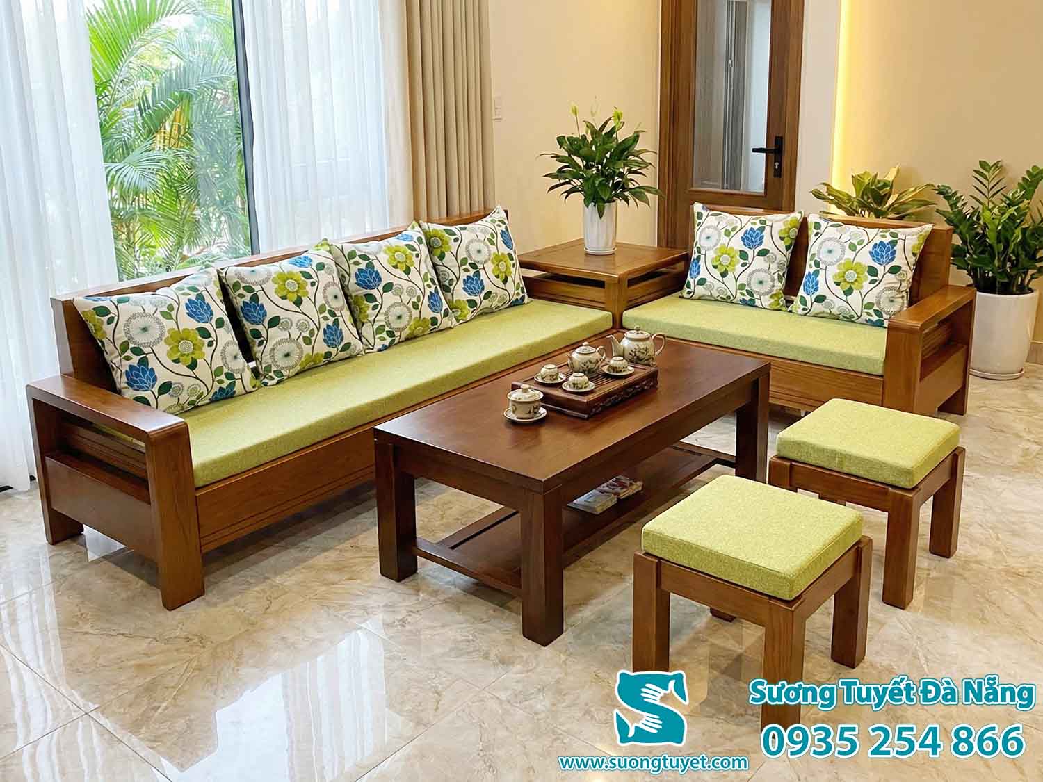 Lạc vào khu vườn với gối tựa hoa màu xanh thích mắt.